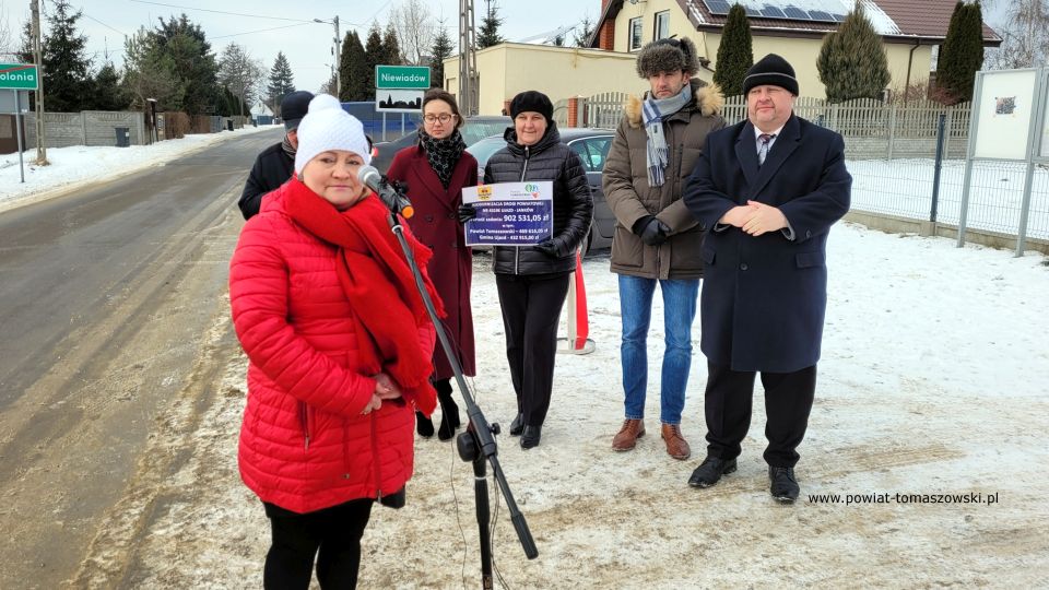 Na zdjęciu: uczestnicy uroczystego oddania do użytku wyremontowanej drogi powiatowej Ujazd – Janków, które odbyło się we wtorek, 28 grudnia 2021 roku
