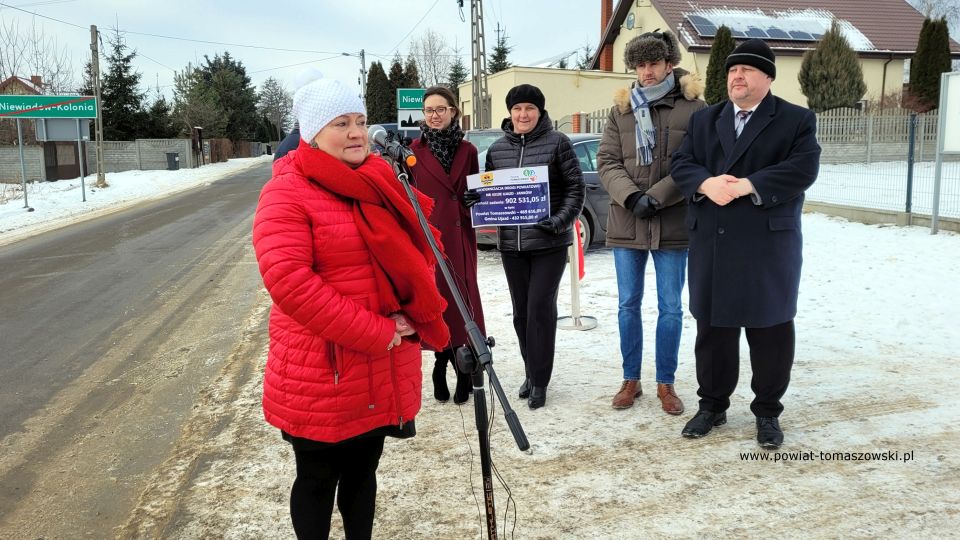 Na zdjęciu: uczestnicy uroczystego oddania do użytku wyremontowanej drogi powiatowej Ujazd – Janków, które odbyło się we wtorek, 28 grudnia 2021 roku