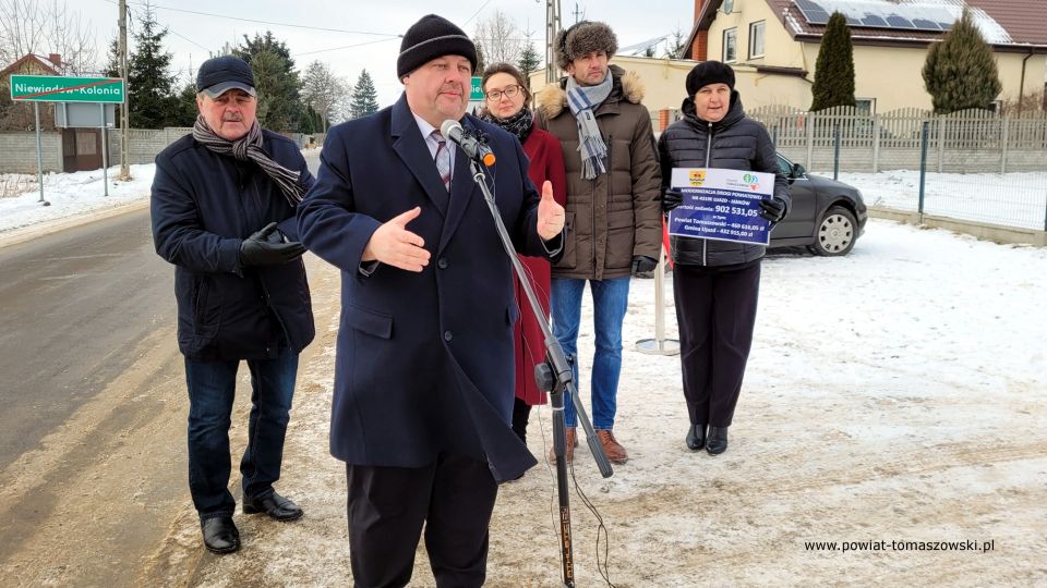 Na zdjęciu: uczestnicy uroczystego oddania do użytku wyremontowanej drogi powiatowej Ujazd – Janków, które odbyło się we wtorek, 28 grudnia 2021 roku