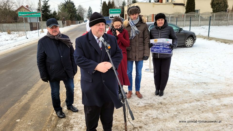 Na zdjęciu: uczestnicy uroczystego oddania do użytku wyremontowanej drogi powiatowej Ujazd – Janków, które odbyło się we wtorek, 28 grudnia 2021 roku