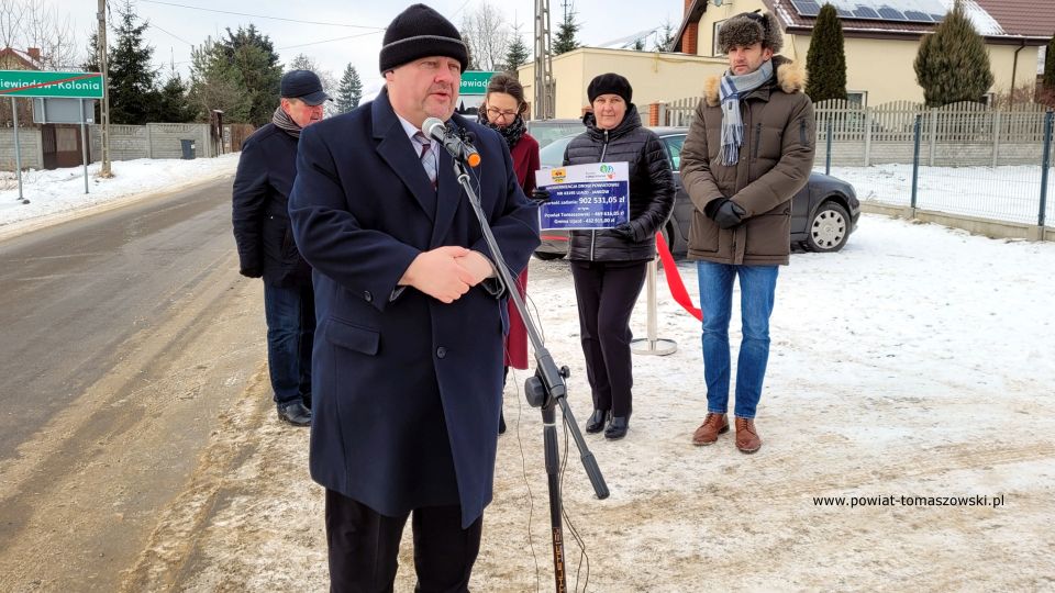 Na zdjęciu: uczestnicy uroczystego oddania do użytku wyremontowanej drogi powiatowej Ujazd – Janków, które odbyło się we wtorek, 28 grudnia 2021 roku