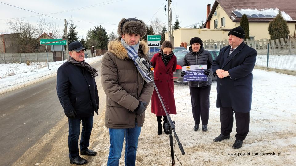 Na zdjęciu: uczestnicy uroczystego oddania do użytku wyremontowanej drogi powiatowej Ujazd – Janków, które odbyło się we wtorek, 28 grudnia 2021 roku