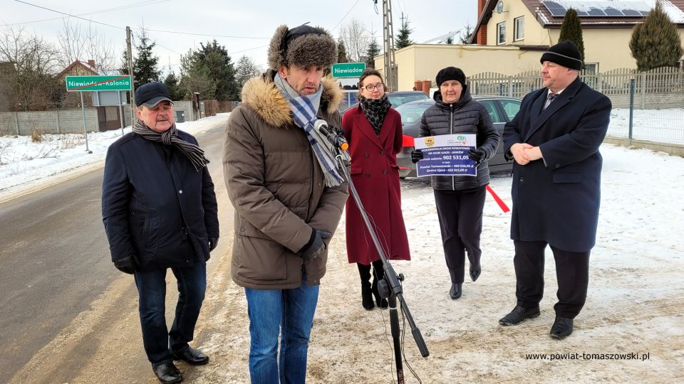 Na zdjęciu: uczestnicy uroczystego oddania do użytku wyremontowanej drogi powiatowej Ujazd – Janków, które odbyło się we wtorek, 28 grudnia 2021 roku