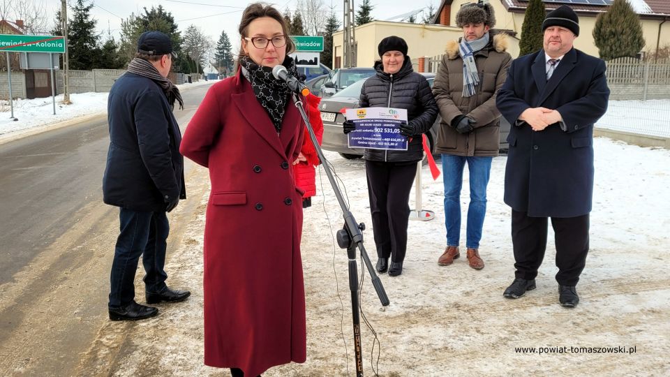 Na zdjęciu: uczestnicy uroczystego oddania do użytku wyremontowanej drogi powiatowej Ujazd – Janków, które odbyło się we wtorek, 28 grudnia 2021 roku