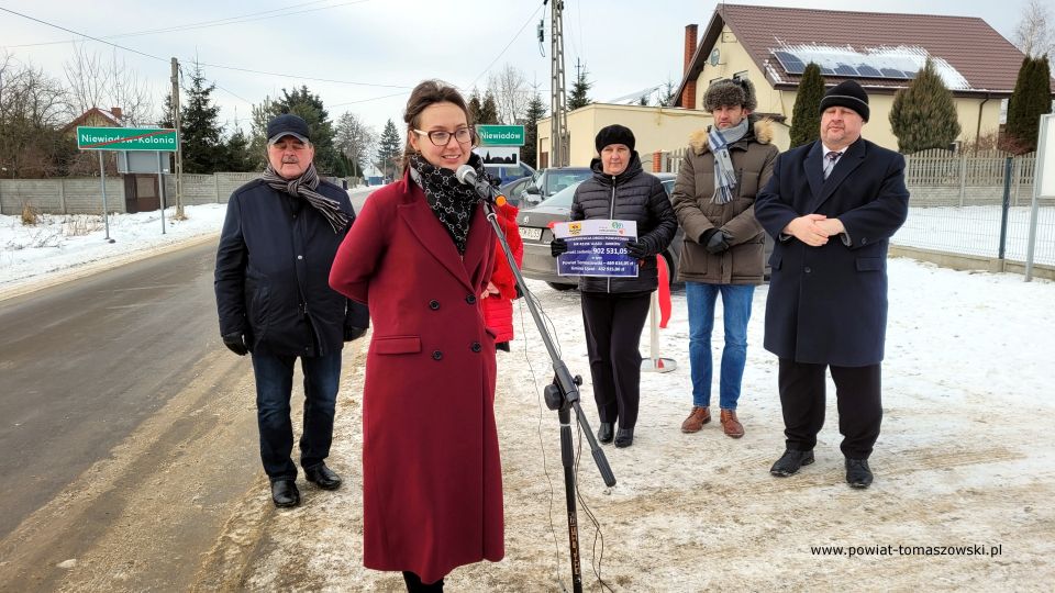 Na zdjęciu: uczestnicy uroczystego oddania do użytku wyremontowanej drogi powiatowej Ujazd – Janków, które odbyło się we wtorek, 28 grudnia 2021 roku