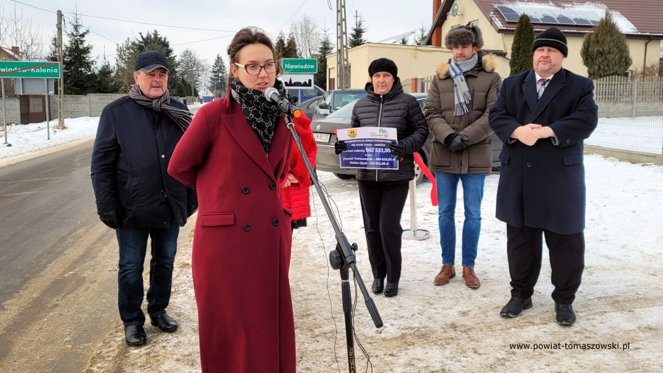 Na zdjęciu: uczestnicy uroczystego oddania do użytku wyremontowanej drogi powiatowej Ujazd – Janków, które odbyło się we wtorek, 28 grudnia 2021 roku