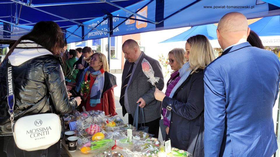 Na zdjęciu: uczestnicy uroczystego otwarcia Jarmarku Wielkanocnego w Powiatowym Centrum Animacji Społecznej w Tomaszowie Mazowieckim, które odbyło się w czwartek, 7 kwietnia 2022 roku