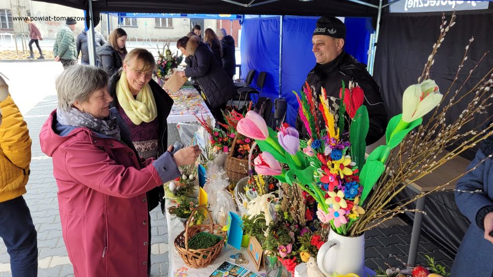 Na zdjęciu: uczestnicy uroczystego otwarcia Jarmarku Wielkanocnego w Powiatowym Centrum Animacji Społecznej w Tomaszowie Mazowieckim, które odbyło się w czwartek, 7 kwietnia 2022 roku