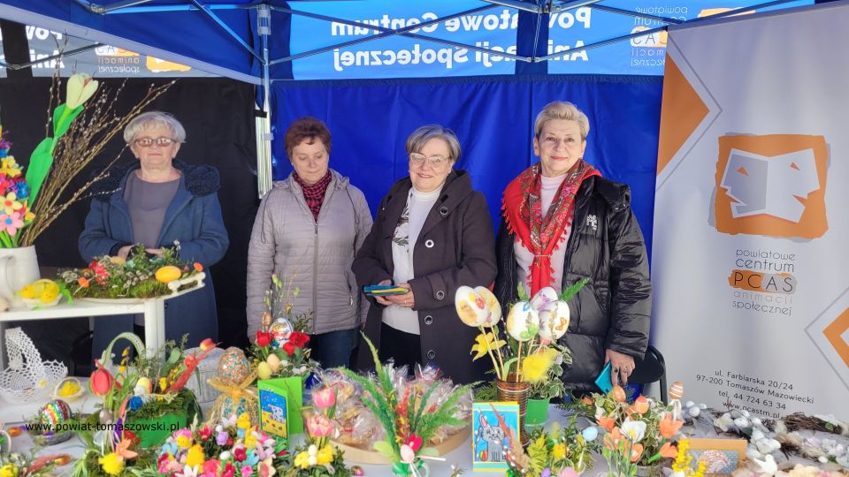 Na zdjęciu: uczestnicy uroczystego otwarcia Jarmarku Wielkanocnego w Powiatowym Centrum Animacji Społecznej w Tomaszowie Mazowieckim, które odbyło się w czwartek, 7 kwietnia 2022 roku