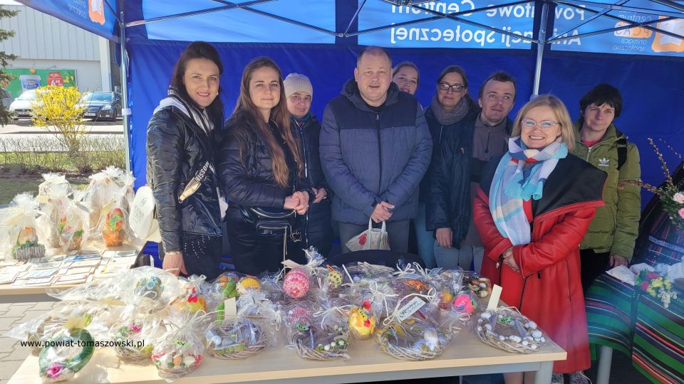 Na zdjęciu: uczestnicy uroczystego otwarcia Jarmarku Wielkanocnego w Powiatowym Centrum Animacji Społecznej w Tomaszowie Mazowieckim, które odbyło się w czwartek, 7 kwietnia 2022 roku