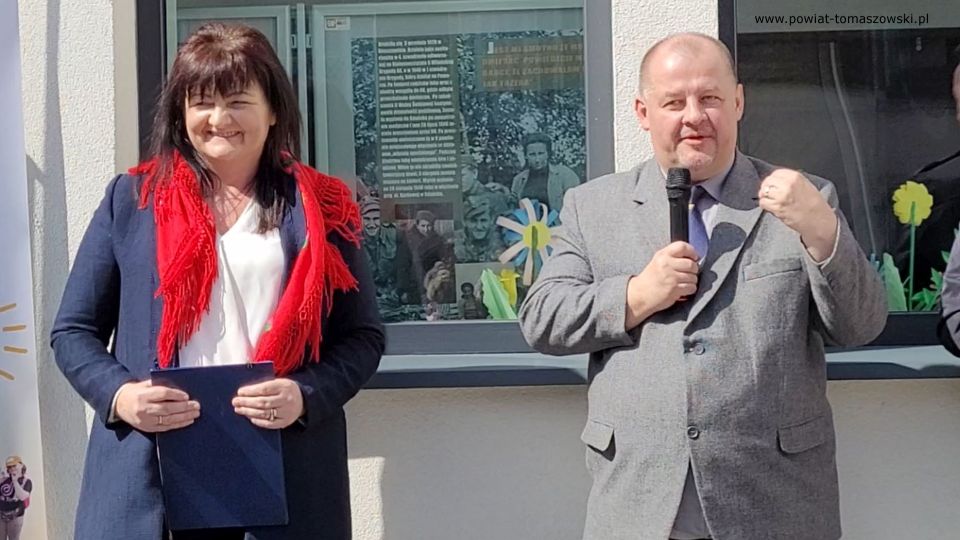 Na zdjęciu: uczestnicy uroczystego otwarcia Jarmarku Wielkanocnego w Powiatowym Centrum Animacji Społecznej w Tomaszowie Mazowieckim, które odbyło się w czwartek, 7 kwietnia 2022 roku