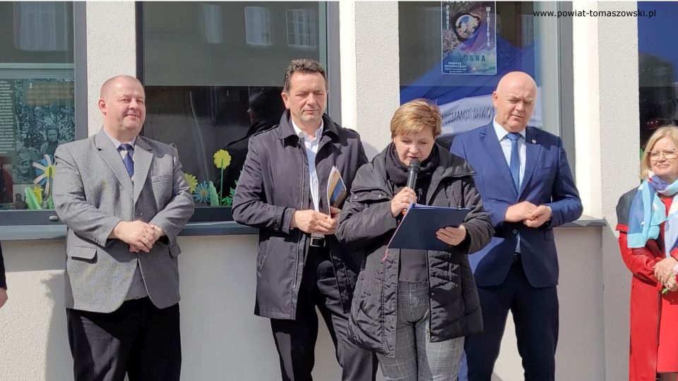 Na zdjęciu: uczestnicy uroczystego otwarcia Jarmarku Wielkanocnego w Powiatowym Centrum Animacji Społecznej w Tomaszowie Mazowieckim, które odbyło się w czwartek, 7 kwietnia 2022 roku