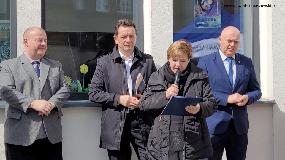 Na zdjęciu: uczestnicy uroczystego otwarcia Jarmarku Wielkanocnego w Powiatowym Centrum Animacji Społecznej w Tomaszowie Mazowieckim, które odbyło się w czwartek, 7 kwietnia 2022 roku