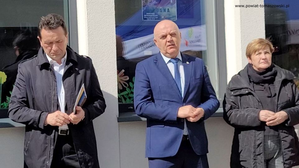 Na zdjęciu: uczestnicy uroczystego otwarcia Jarmarku Wielkanocnego w Powiatowym Centrum Animacji Społecznej w Tomaszowie Mazowieckim, które odbyło się w czwartek, 7 kwietnia 2022 roku