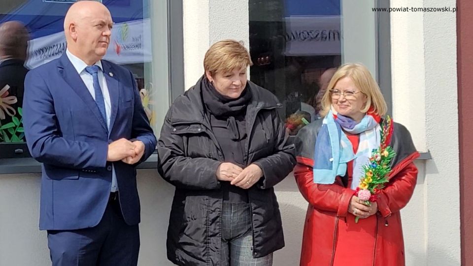 Na zdjęciu: uczestnicy uroczystego otwarcia Jarmarku Wielkanocnego w Powiatowym Centrum Animacji Społecznej w Tomaszowie Mazowieckim, które odbyło się w czwartek, 7 kwietnia 2022 roku