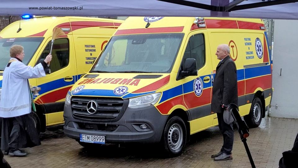 Na zdjęciu: uczestnicy konferencji, podczas której odbyło się uroczyste przekazanie dla Tomaszowskiego Centrum Zdrowia Sp. z o.o. dwóch nowych ambulansów. Spotkanie odbyło się w piątek, 11 lutego 2022 roku