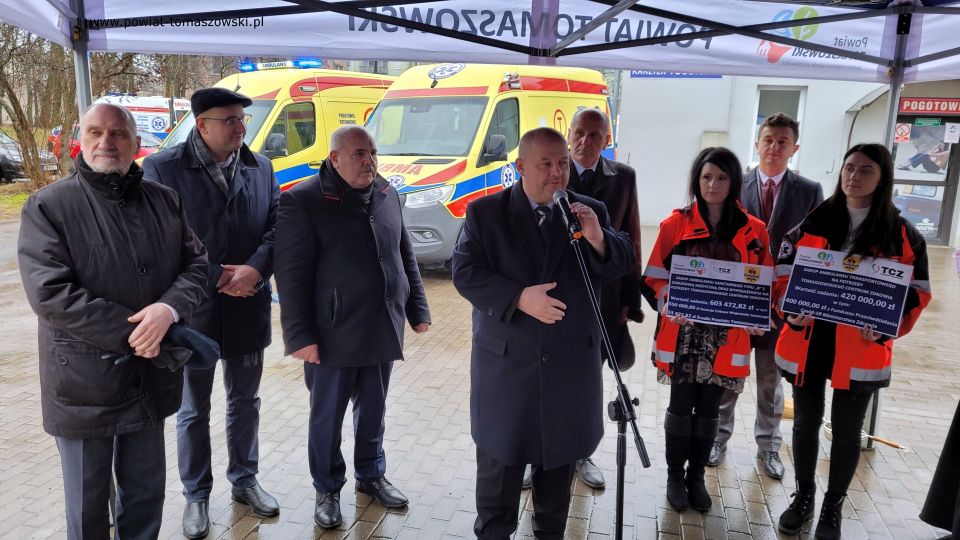Na zdjęciu: uczestnicy konferencji, podczas której odbyło się uroczyste przekazanie dla Tomaszowskiego Centrum Zdrowia Sp. z o.o. dwóch nowych ambulansów. Spotkanie odbyło się w piątek, 11 lutego 2022 roku