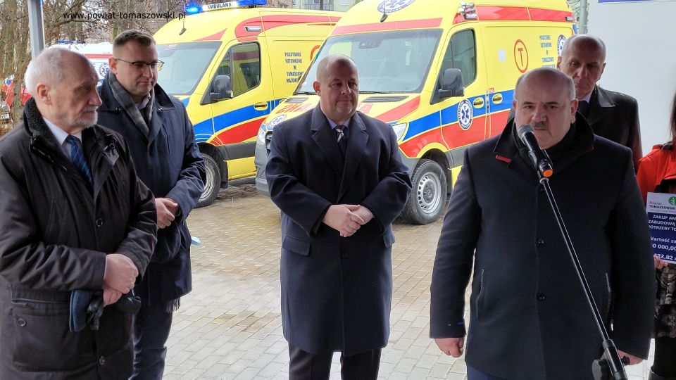 Na zdjęciu: uczestnicy konferencji, podczas której odbyło się uroczyste przekazanie dla Tomaszowskiego Centrum Zdrowia Sp. z o.o. dwóch nowych ambulansów. Spotkanie odbyło się w piątek, 11 lutego 2022 roku