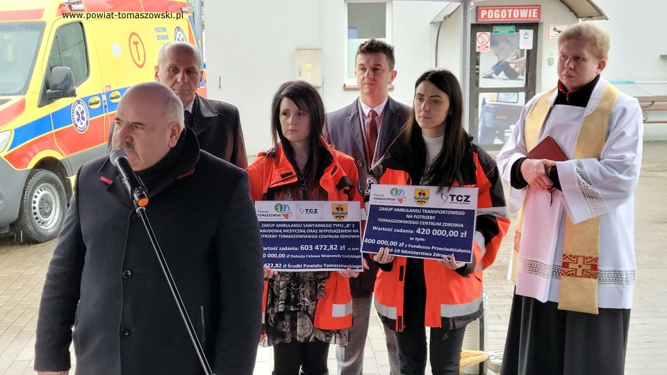Na zdjęciu: uczestnicy konferencji, podczas której odbyło się uroczyste przekazanie dla Tomaszowskiego Centrum Zdrowia Sp. z o.o. dwóch nowych ambulansów. Spotkanie odbyło się w piątek, 11 lutego 2022 roku