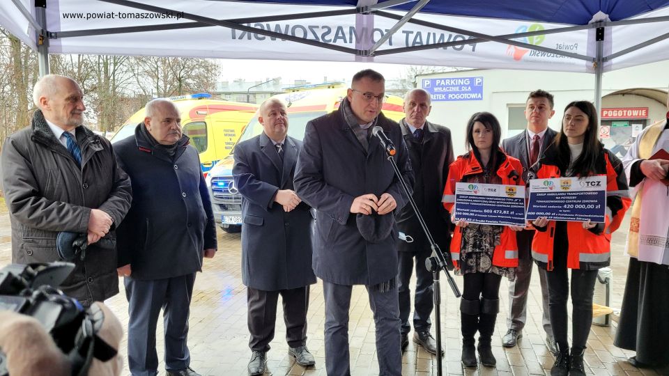 Na zdjęciu: uczestnicy konferencji, podczas której odbyło się uroczyste przekazanie dla Tomaszowskiego Centrum Zdrowia Sp. z o.o. dwóch nowych ambulansów. Spotkanie odbyło się w piątek, 11 lutego 2022 roku