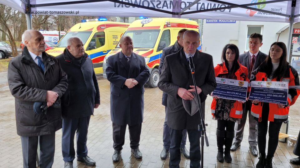 Na zdjęciu: uczestnicy konferencji, podczas której odbyło się uroczyste przekazanie dla Tomaszowskiego Centrum Zdrowia Sp. z o.o. dwóch nowych ambulansów. Spotkanie odbyło się w piątek, 11 lutego 2022 roku