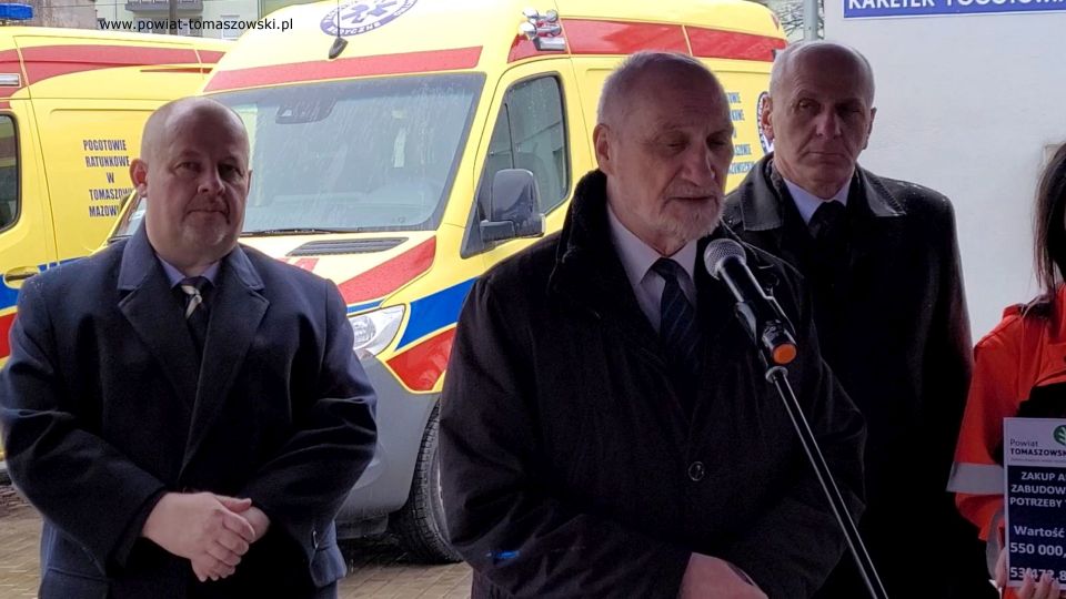 Na zdjęciu: uczestnicy konferencji, podczas której odbyło się uroczyste przekazanie dla Tomaszowskiego Centrum Zdrowia Sp. z o.o. dwóch nowych ambulansów. Spotkanie odbyło się w piątek, 11 lutego 2022 roku
