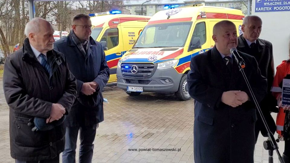 Na zdjęciu: uczestnicy konferencji, podczas której odbyło się uroczyste przekazanie dla Tomaszowskiego Centrum Zdrowia Sp. z o.o. dwóch nowych ambulansów. Spotkanie odbyło się w piątek, 11 lutego 2022 roku