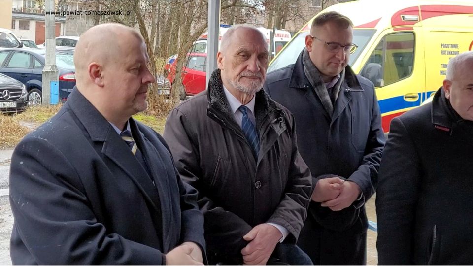 Na zdjęciu: uczestnicy konferencji, podczas której odbyło się uroczyste przekazanie dla Tomaszowskiego Centrum Zdrowia Sp. z o.o. dwóch nowych ambulansów. Spotkanie odbyło się w piątek, 11 lutego 2022 roku
