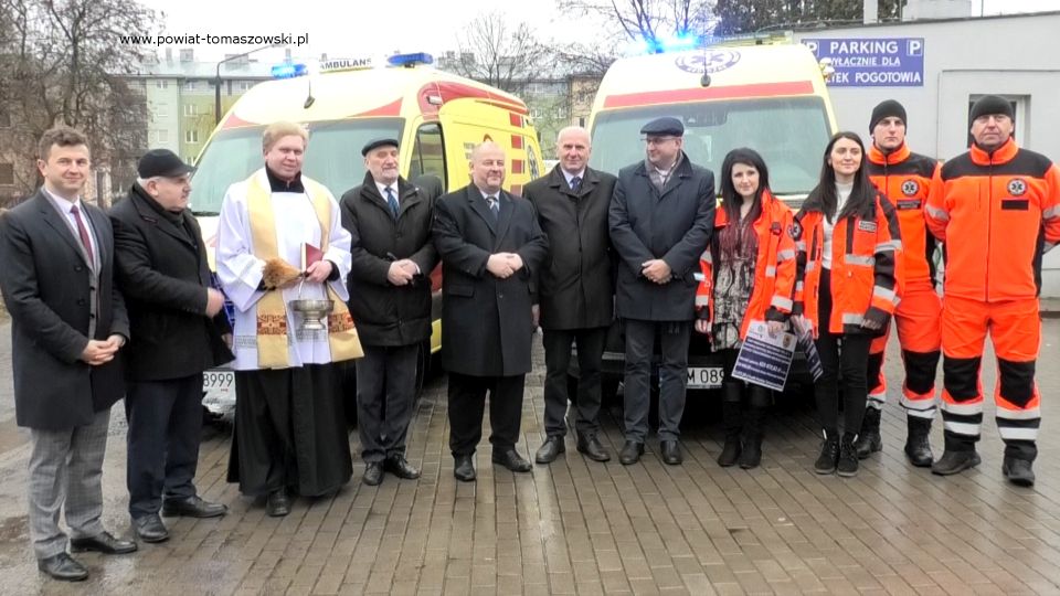 Na zdjęciu: uczestnicy konferencji, podczas której odbyło się uroczyste przekazanie dla Tomaszowskiego Centrum Zdrowia Sp. z o.o. dwóch nowych ambulansów. Spotkanie odbyło się w piątek, 11 lutego 2022 roku