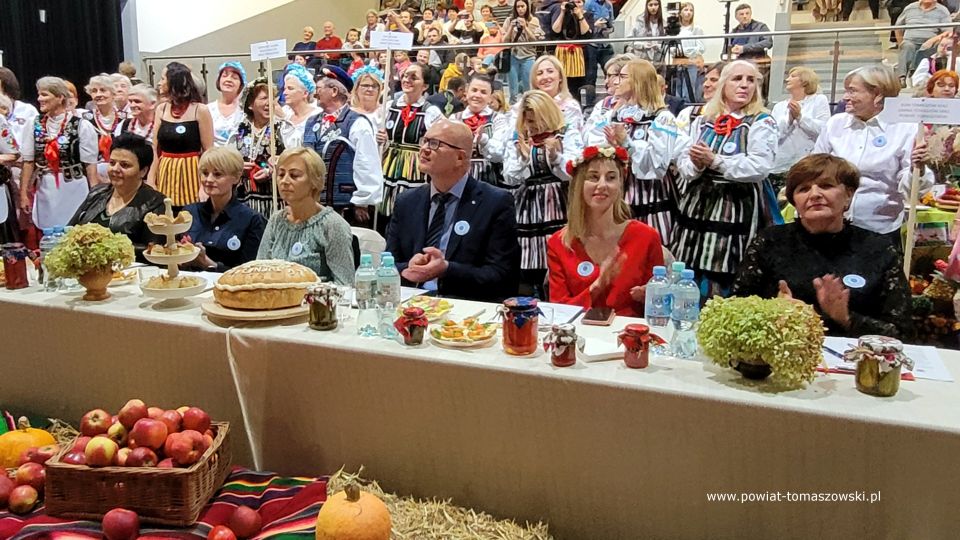 Na zdjęciu: zdjęcie z V Regionalnego Turnieju Kół Gospodyń Wiejskich i Miejskich, który odbył się w niedzielę, 19 października 2021 roku, w Powiatowym Centrum Animacji Społecznej w Tomaszowie Mazowieckim Na zdjęciu: zdjęcie z V Regionalnego Turnieju Kół Gospodyń Wiejskich i Miejskich, który odbył się w niedzielę, 19 października 2021 roku, w Powiatowym Centrum Animacji Społecznej w Tomaszowie Mazowieckim