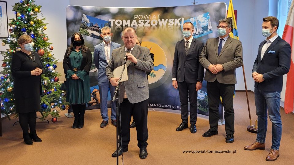 Na zdjęciu: uczestnicy spotkania, które odbyło się we wtorek, 28 grudnia 2021 roku, w Sali konferencyjnej w Starostwie Powiatowym w Tomaszowie Mazowieckim, podczas którego Zarząd Powiatu Tomaszowskiego złożył gratulacje wyróżnionym rolnikom, członkom Kół Gospodyń Wiejskich z powiatu tomaszowskiego. Odznaczeniem „Zasłużony dla rolnictwa”