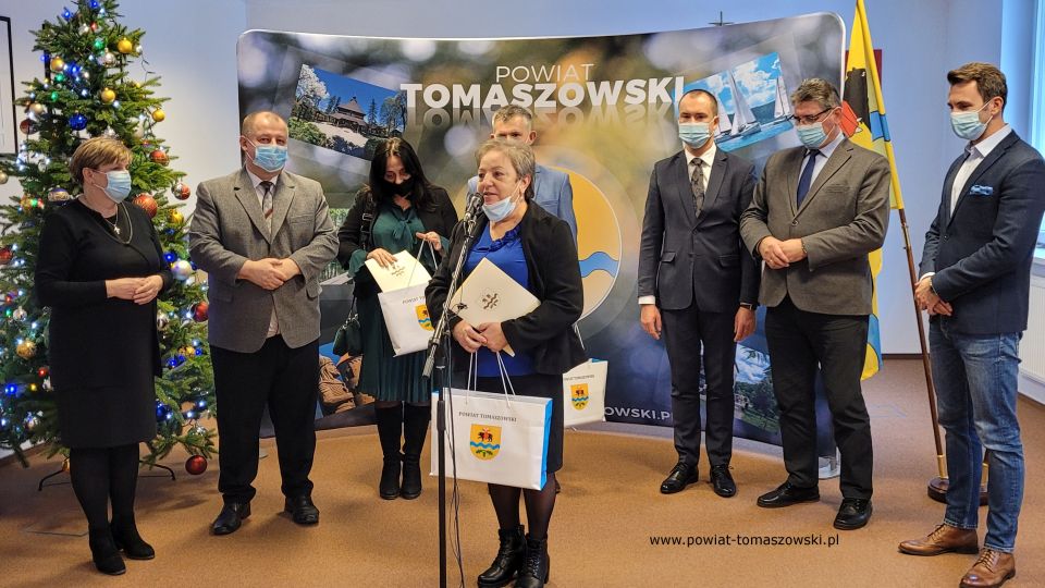 Na zdjęciu: uczestnicy spotkania, które odbyło się we wtorek, 28 grudnia 2021 roku, w Sali konferencyjnej w Starostwie Powiatowym w Tomaszowie Mazowieckim, podczas którego Zarząd Powiatu Tomaszowskiego złożył gratulacje wyróżnionym rolnikom, członkom Kół Gospodyń Wiejskich z powiatu tomaszowskiego. Odznaczeniem „Zasłużony dla rolnictwa”