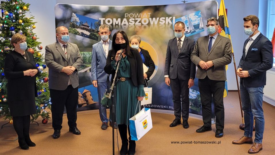 Na zdjęciu: uczestnicy spotkania, które odbyło się we wtorek, 28 grudnia 2021 roku, w Sali konferencyjnej w Starostwie Powiatowym w Tomaszowie Mazowieckim, podczas którego Zarząd Powiatu Tomaszowskiego złożył gratulacje wyróżnionym rolnikom, członkom Kół Gospodyń Wiejskich z powiatu tomaszowskiego. Odznaczeniem „Zasłużony dla rolnictwa”
