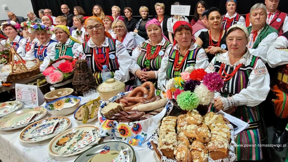 Na zdjęciu: zdjęcie z V Regionalnego Turnieju Kół Gospodyń Wiejskich i Miejskich, który odbył się w niedzielę, 19 października 2021 roku, w Powiatowym Centrum Animacji Społecznej w Tomaszowie Mazowieckim Na zdjęciu: zdjęcie z V Regionalnego Turnieju Kół Gospodyń Wiejskich i Miejskich, który odbył się w niedzielę, 19 października 2021 roku, w Powiatowym Centrum Animacji Społecznej w Tomaszowie Mazowieckim