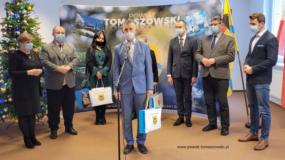 Na zdjęciu: uczestnicy spotkania, które odbyło się we wtorek, 28 grudnia 2021 roku, w Sali konferencyjnej w Starostwie Powiatowym w Tomaszowie Mazowieckim, podczas którego Zarząd Powiatu Tomaszowskiego złożył gratulacje wyróżnionym rolnikom, członkom Kół Gospodyń Wiejskich z powiatu tomaszowskiego. Odznaczeniem „Zasłużony dla rolnictwa”