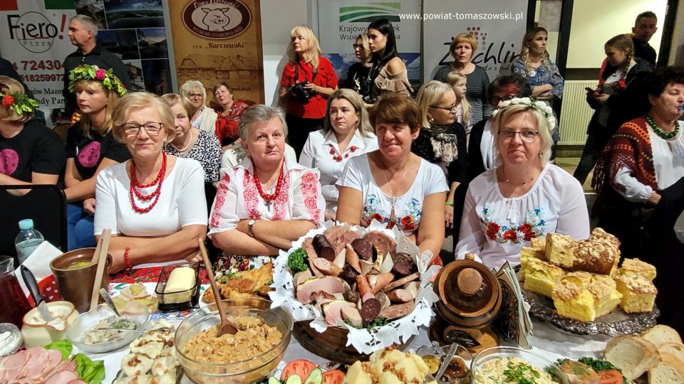 Na zdjęciu: zdjęcie z V Regionalnego Turnieju Kół Gospodyń Wiejskich i Miejskich, który odbył się w niedzielę, 19 października 2021 roku, w Powiatowym Centrum Animacji Społecznej w Tomaszowie Mazowieckim Na zdjęciu: zdjęcie z V Regionalnego Turnieju Kół Gospodyń Wiejskich i Miejskich, który odbył się w niedzielę, 19 października 2021 roku, w Powiatowym Centrum Animacji Społecznej w Tomaszowie Mazowieckim