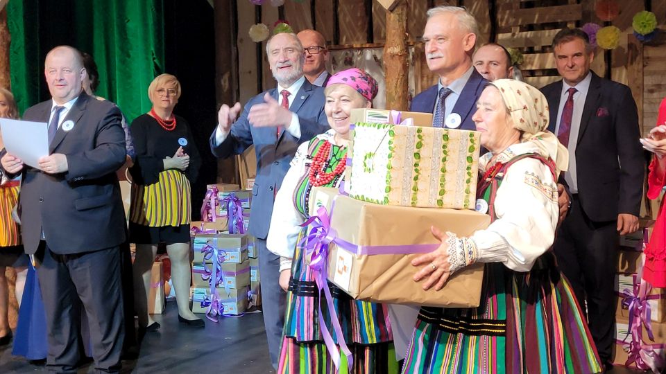 Na zdjęciu: zdjęcie z V Regionalnego Turnieju Kół Gospodyń Wiejskich i Miejskich, który odbył się w niedzielę, 19 października 2021 roku, w Powiatowym Centrum Animacji Społecznej w Tomaszowie Mazowieckim Na zdjęciu: zdjęcie z V Regionalnego Turnieju Kół Gospodyń Wiejskich i Miejskich, który odbył się w niedzielę, 19 października 2021 roku, w Powiatowym Centrum Animacji Społecznej w Tomaszowie Mazowieckim