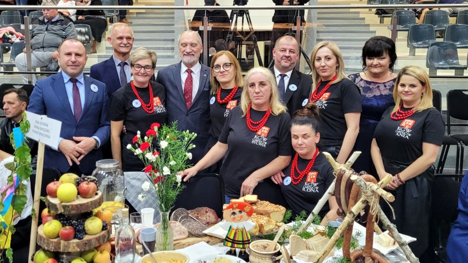 Na zdjęciu: zdjęcie z V Regionalnego Turnieju Kół Gospodyń Wiejskich i Miejskich, który odbył się w niedzielę, 19 października 2021 roku, w Powiatowym Centrum Animacji Społecznej w Tomaszowie Mazowieckim Na zdjęciu: zdjęcie z V Regionalnego Turnieju Kół Gospodyń Wiejskich i Miejskich, który odbył się w niedzielę, 19 października 2021 roku, w Powiatowym Centrum Animacji Społecznej w Tomaszowie Mazowieckim