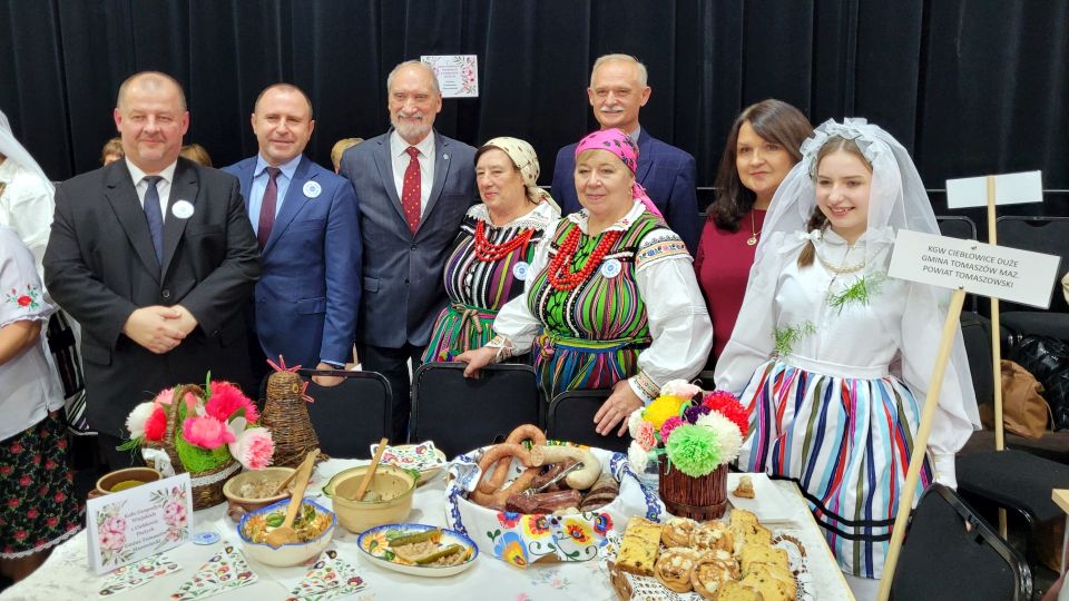 Na zdjęciu: zdjęcie z V Regionalnego Turnieju Kół Gospodyń Wiejskich i Miejskich, który odbył się w niedzielę, 19 października 2021 roku, w Powiatowym Centrum Animacji Społecznej w Tomaszowie Mazowieckim Na zdjęciu: zdjęcie z V Regionalnego Turnieju Kół Gospodyń Wiejskich i Miejskich, który odbył się w niedzielę, 19 października 2021 roku, w Powiatowym Centrum Animacji Społecznej w Tomaszowie Mazowieckim