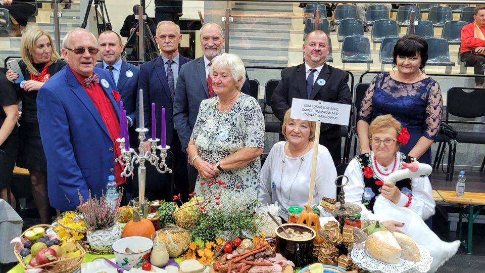 Na zdjęciu: zdjęcie z V Regionalnego Turnieju Kół Gospodyń Wiejskich i Miejskich, który odbył się w niedzielę, 19 października 2021 roku, w Powiatowym Centrum Animacji Społecznej w Tomaszowie Mazowieckim Na zdjęciu: zdjęcie z V Regionalnego Turnieju Kół Gospodyń Wiejskich i Miejskich, który odbył się w niedzielę, 19 października 2021 roku, w Powiatowym Centrum Animacji Społecznej w Tomaszowie Mazowieckim