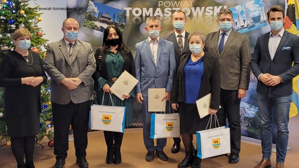 Na zdjęciu: uczestnicy spotkania, które odbyło się we wtorek, 28 grudnia 2021 roku, w Sali konferencyjnej w Starostwie Powiatowym w Tomaszowie Mazowieckim, podczas którego Zarząd Powiatu Tomaszowskiego złożył gratulacje wyróżnionym rolnikom, członkom Kół Gospodyń Wiejskich z powiatu tomaszowskiego. Odznaczeniem „Zasłużony dla rolnictwa”