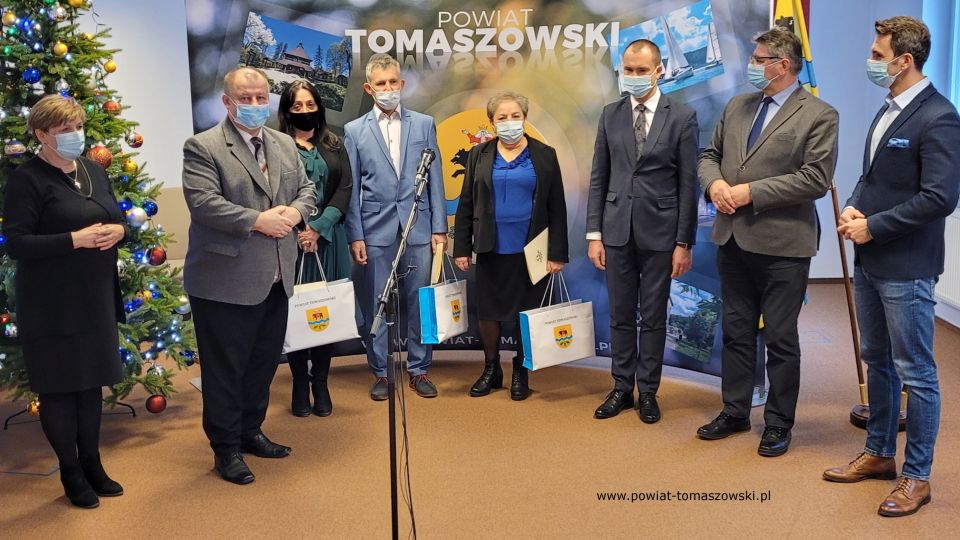 Na zdjęciu: uczestnicy spotkania, które odbyło się we wtorek, 28 grudnia 2021 roku, w Sali konferencyjnej w Starostwie Powiatowym w Tomaszowie Mazowieckim, podczas którego Zarząd Powiatu Tomaszowskiego złożył gratulacje wyróżnionym rolnikom, członkom Kół Gospodyń Wiejskich z powiatu tomaszowskiego. Odznaczeniem „Zasłużony dla rolnictwa”