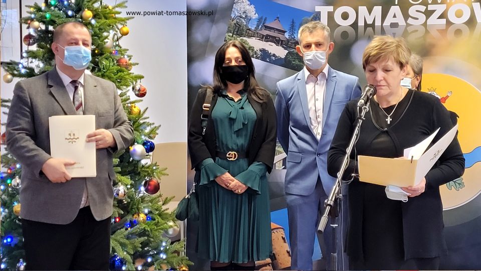 Na zdjęciu: uczestnicy spotkania, które odbyło się we wtorek, 28 grudnia 2021 roku, w Sali konferencyjnej w Starostwie Powiatowym w Tomaszowie Mazowieckim, podczas którego Zarząd Powiatu Tomaszowskiego złożył gratulacje wyróżnionym rolnikom, członkom Kół Gospodyń Wiejskich z powiatu tomaszowskiego. Odznaczeniem „Zasłużony dla rolnictwa”