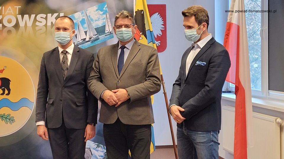 Na zdjęciu: uczestnicy spotkania, które odbyło się we wtorek, 28 grudnia 2021 roku, w Sali konferencyjnej w Starostwie Powiatowym w Tomaszowie Mazowieckim, podczas którego Zarząd Powiatu Tomaszowskiego złożył gratulacje wyróżnionym rolnikom, członkom Kół Gospodyń Wiejskich z powiatu tomaszowskiego. Odznaczeniem „Zasłużony dla rolnictwa”