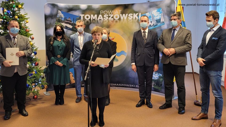 Na zdjęciu: uczestnicy spotkania, które odbyło się we wtorek, 28 grudnia 2021 roku, w Sali konferencyjnej w Starostwie Powiatowym w Tomaszowie Mazowieckim, podczas którego Zarząd Powiatu Tomaszowskiego złożył gratulacje wyróżnionym rolnikom, członkom Kół Gospodyń Wiejskich z powiatu tomaszowskiego. Odznaczeniem „Zasłużony dla rolnictwa”