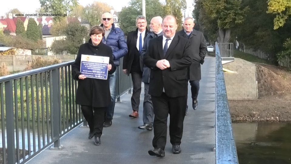 Na zdjęciu: zdjęcie z uroczystego oddania do użytku kładki dla pieszych na rzece Wolbórce na ulicy Zacisze w Tomaszowie Mazowieckim, które odbyło się we wtorek, 19 października 2021 roku
