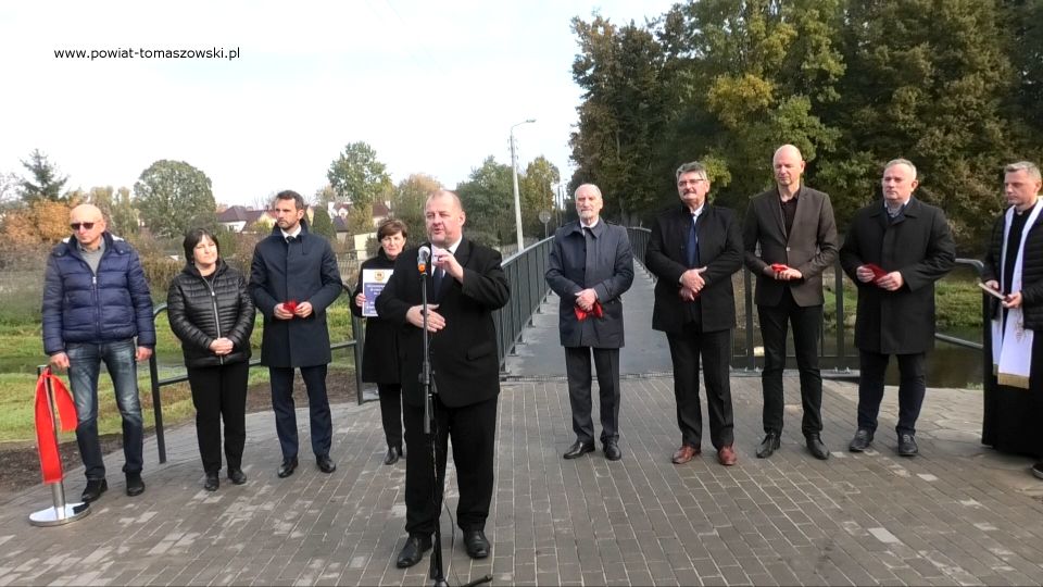 Na zdjęciu: zdjęcie z uroczystego oddania do użytku kładki dla pieszych na rzece Wolbórce na ulicy Zacisze w Tomaszowie Mazowieckim, które odbyło się we wtorek, 19 października 2021 roku