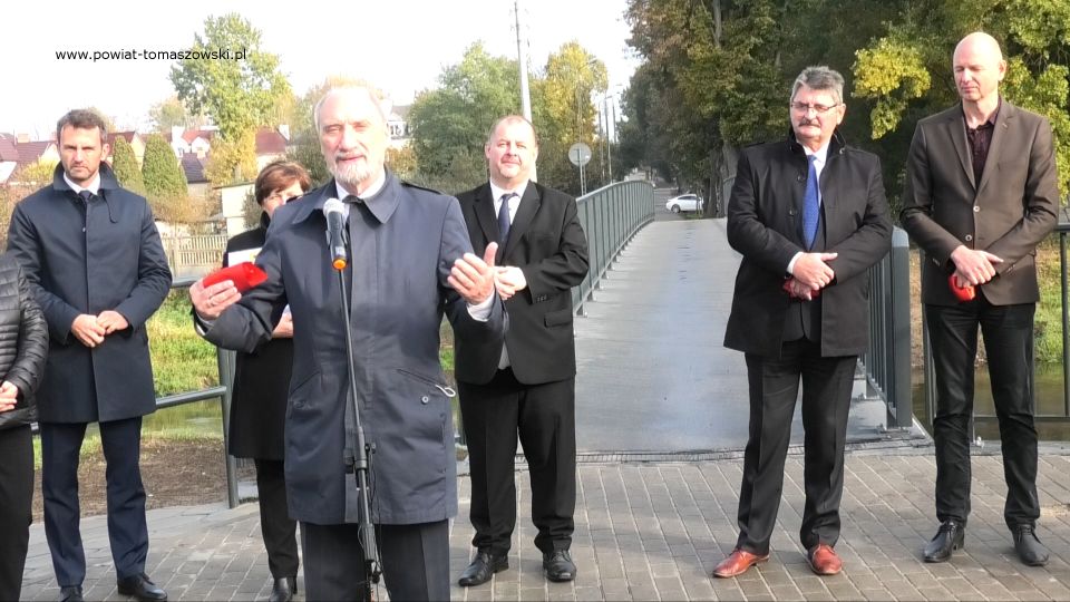 Na zdjęciu: zdjęcie z uroczystego oddania do użytku kładki dla pieszych na rzece Wolbórce na ulicy Zacisze w Tomaszowie Mazowieckim, które odbyło się we wtorek, 19 października 2021 roku