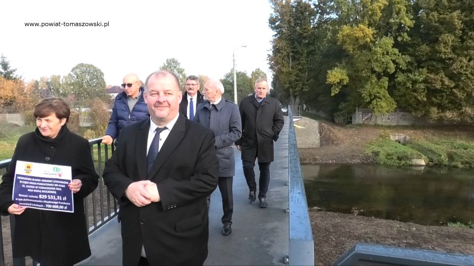 Na zdjęciu: zdjęcie z uroczystego oddania do użytku kładki dla pieszych na rzece Wolbórce na ulicy Zacisze w Tomaszowie Mazowieckim, które odbyło się we wtorek, 19 października 2021 roku