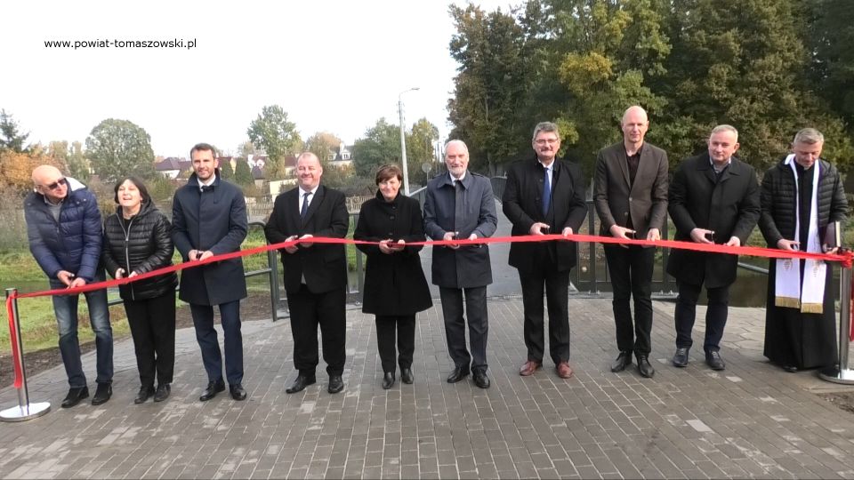 Na zdjęciu: zdjęcie z uroczystego oddania do użytku kładki dla pieszych na rzece Wolbórce na ulicy Zacisze w Tomaszowie Mazowieckim, które odbyło się we wtorek, 19 października 2021 roku